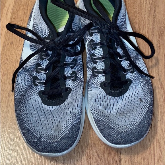 women Nike tennis shoes - Picture 4 of 6